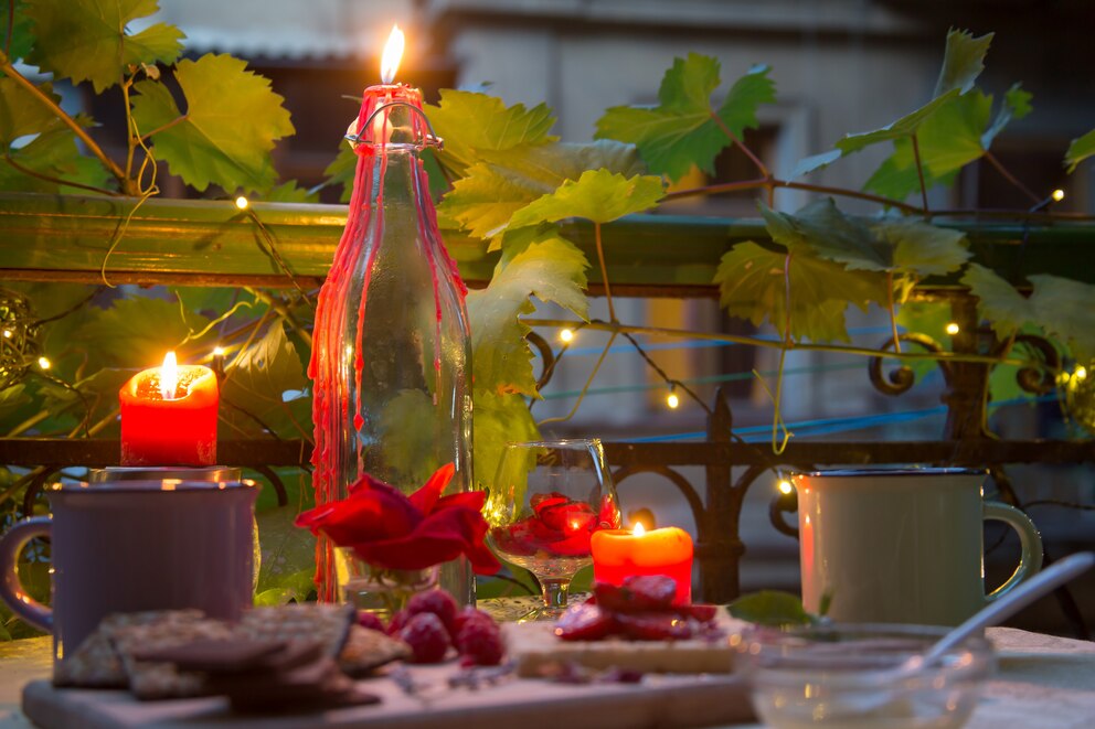 Altglas als umweltfreundlicher Kerzenhalter auf dem Balkon