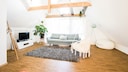 Wohnzimmer mit Dachschrägen