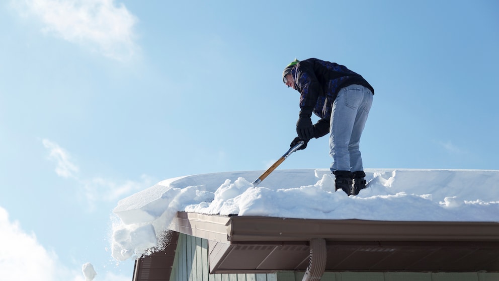 Wenn man auf dem Dach Schnee räumt, muss man besonders aufpassen und sich an gewisse Regeln halten