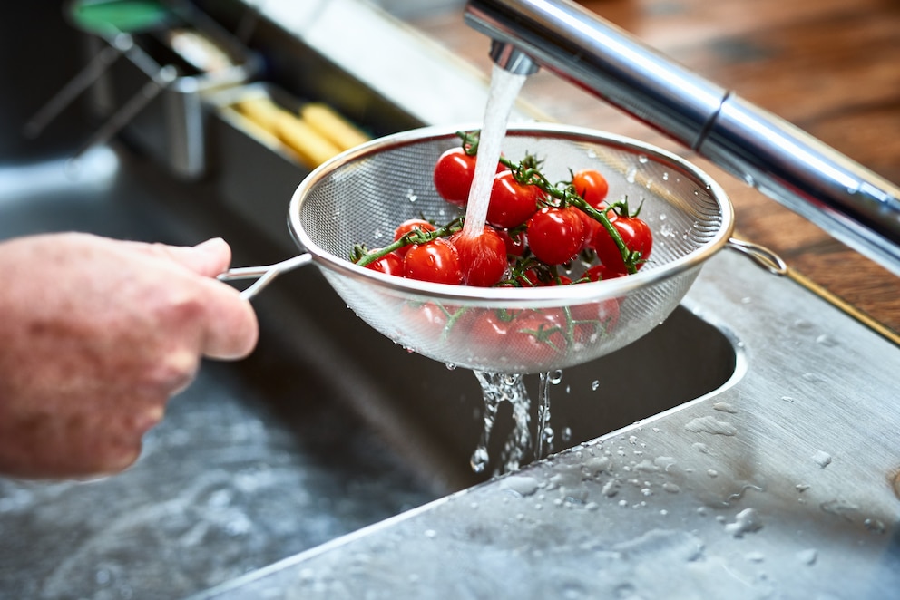 Tomaten waschen im Edelstahl-Spülbecken