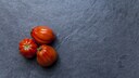 Tomaten auf einer Arbeitsplatte aus dem Naturstein Schiefer