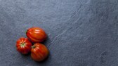 Tomaten auf einer Arbeitsplatte aus dem Naturstein Schiefer