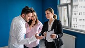 Wenn man eine Wohnung mieten oder kaufen möchte, sollte man sie mehrfach besichtigen, um Eindrücke von verschiedenen Uhrzeiten zu bekommen