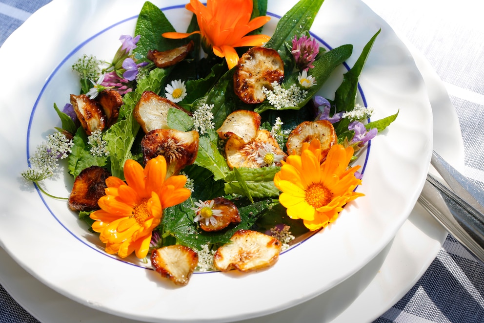 Ein Wildkräutersalat mit Ringelblumen und Gänseblümchen.