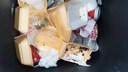 Wenn man sich Essen liefern lässt oder von unterwegs etwas mitnimmt, stellt sich oft die Frage, wo man hinterher den Verpackungsmüll entsorgen sollte
