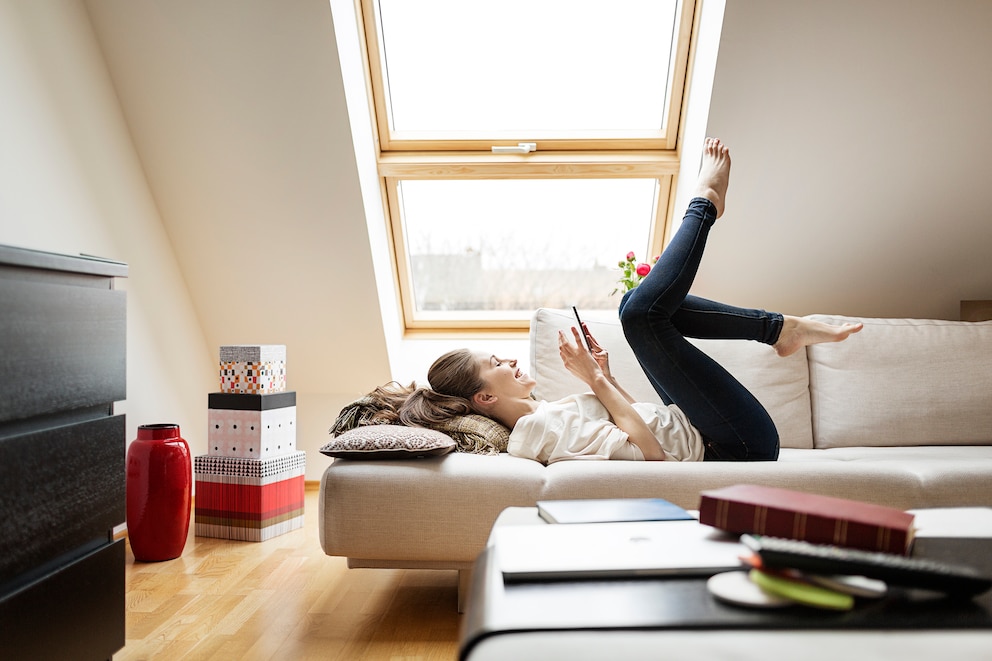 Helle, schnörkellose Möbel im Wohnzimmer mit Dachschräge