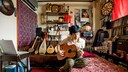 Teenager im Cluttercore-Zimmer