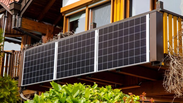 Auch Mieter können die Mini-Solaranlagen auf dem Balkon anbringen