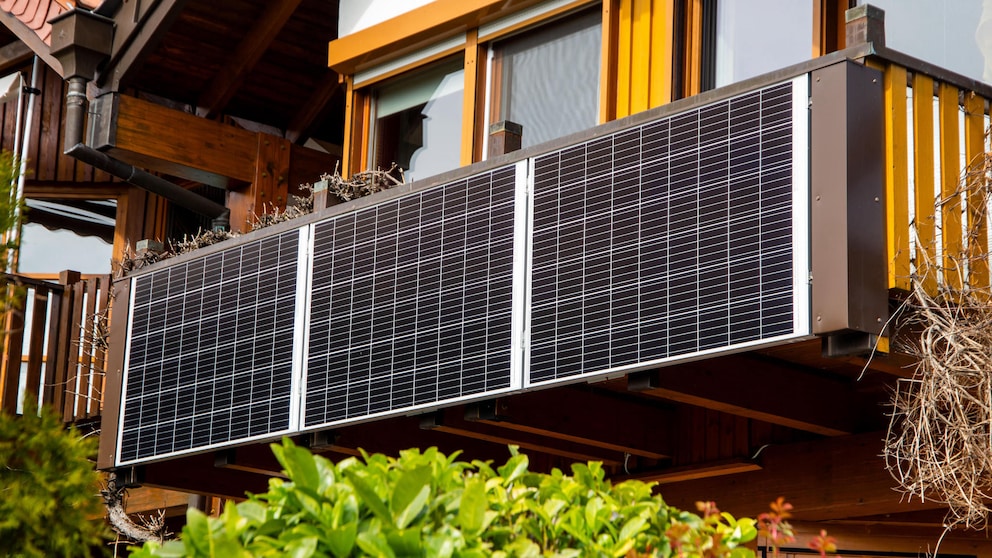 Auch Mieter können die Mini-Solaranlagen auf dem Balkon anbringen