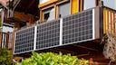 Auch Mieter können die Mini-Solaranlagen auf dem Balkon anbringen