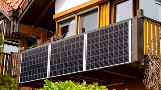 Auch Mieter können die Mini-Solaranlagen auf dem Balkon anbringen