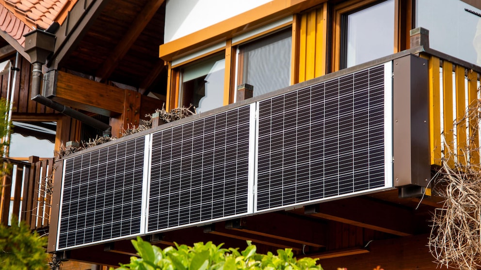Auch Mieter können die Mini-Solaranlagen auf dem Balkon anbringen