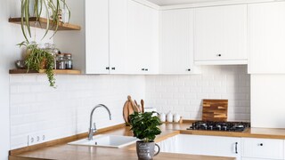 Moderne Einbauküche in Weiß