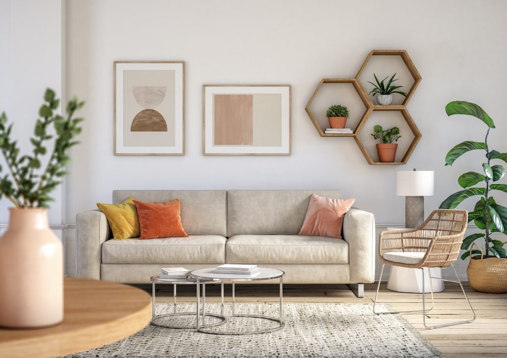 Living room in earth tones – with occasional splashes of color
