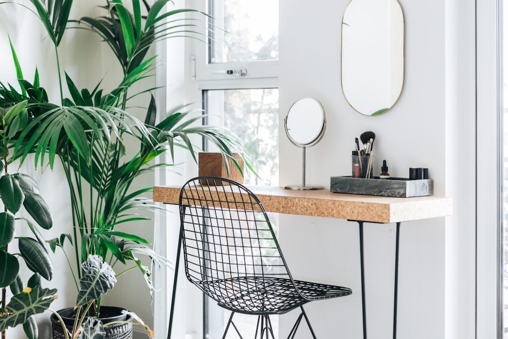 Cork console as a space-saving vanity table