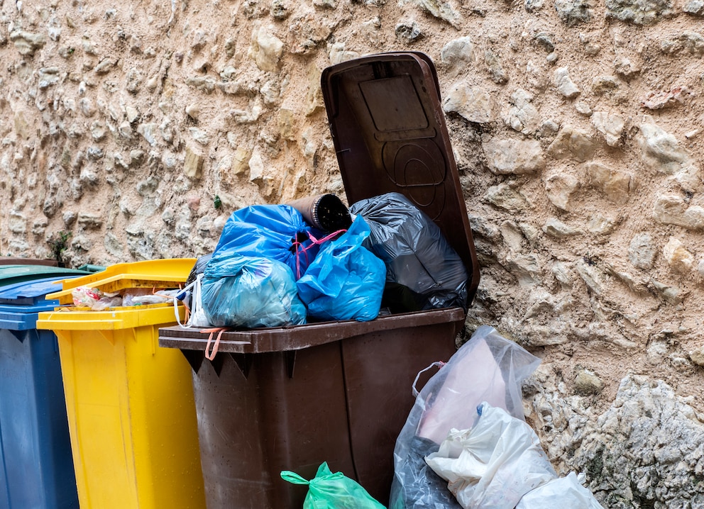 Mülltonne voll: Darf man den Abfall daneben stellen?
