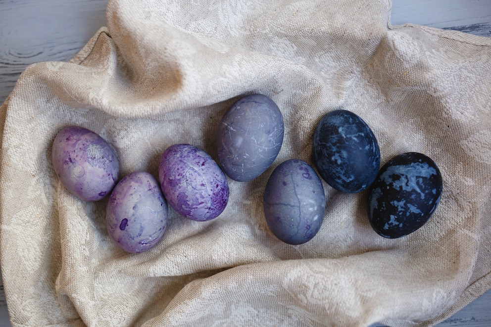 Eier kann man auch in einer eleganten Marmoroptik färben