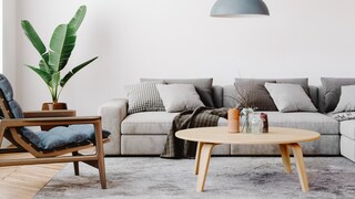 Wohnzimmer mit Couchtisch vor dem Sofa