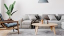 Wohnzimmer mit Couchtisch vor dem Sofa