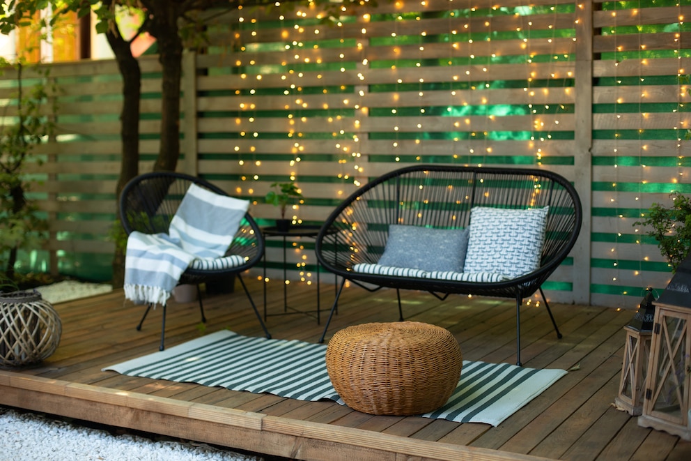 Geflochtene Gartenmöbel auf der Terrasse