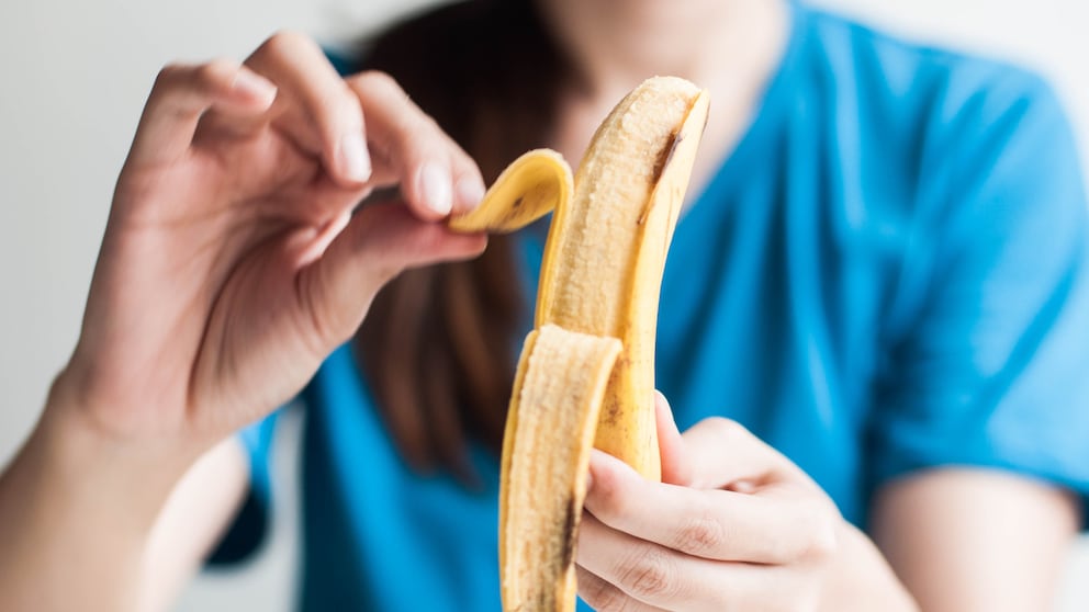 Bananenschalen sollte man nicht sofort im Müll entsorgen, man kann Flüssigdünger daraus herstellen