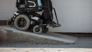 Rampe für Rollstuhl vor der Haustür