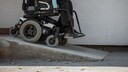 Rampe für Rollstuhl vor der Haustür