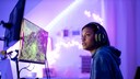 Junges Mädchen beim Gaming