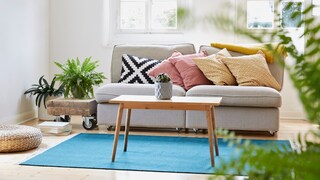 Sofa mit zahlreichen Kissen