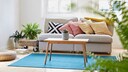 Sofa mit zahlreichen Kissen