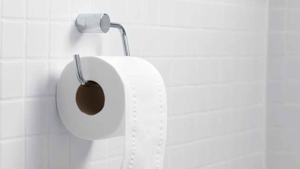 Mit speziellem Kleber lassen sich Toilettenpapieraufhängungen ohne Bohren befestigen