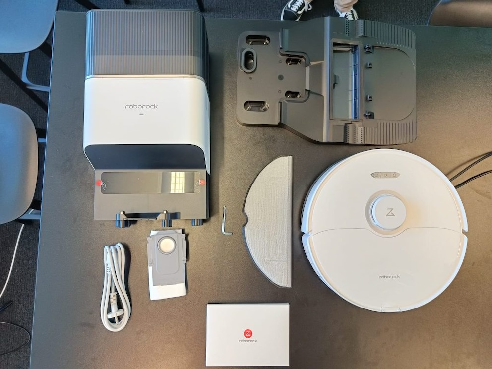 The contents of the Roborock S8+