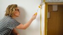 Küchenfronten kann man ganz leicht selbst verändern, und zwar mit  Farbe, Pinsel und Rolle.