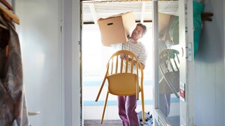 Man mit Möbel beim Umzug