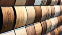 Furniere in verschiedenen Farben und Maserungen