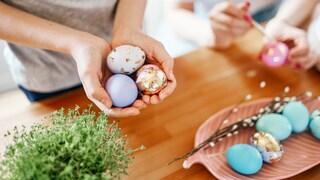 Eierschalen bestehen aus Kalk und dürfen daher im Biomüll entsorgt werden. Die Schalen von gefärbten Ostereiern müssen hingegen anders entsorgt werden