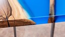 Tisch mit Epoxidharzfüllung