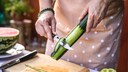 Schält man Gurken vom falschen Ende, soll das Gemüse bitter schmecken