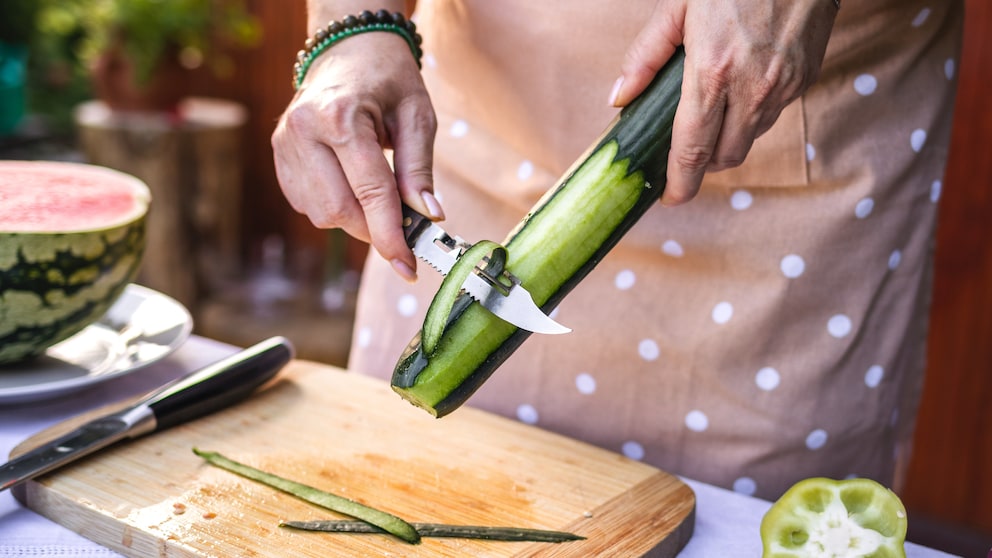 Schält man Gurken vom falschen Ende, soll das Gemüse bitter schmecken