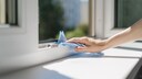 Auf scharfe Reinigungsmittel sollte man beim Putzen von vergilbten Fensterrahmen verzichten