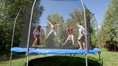 Trampolin im Garten