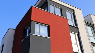 Hausfassade mit verschiedenen Farbanstrichen