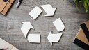Recycling-Symbol auf Tischplatte