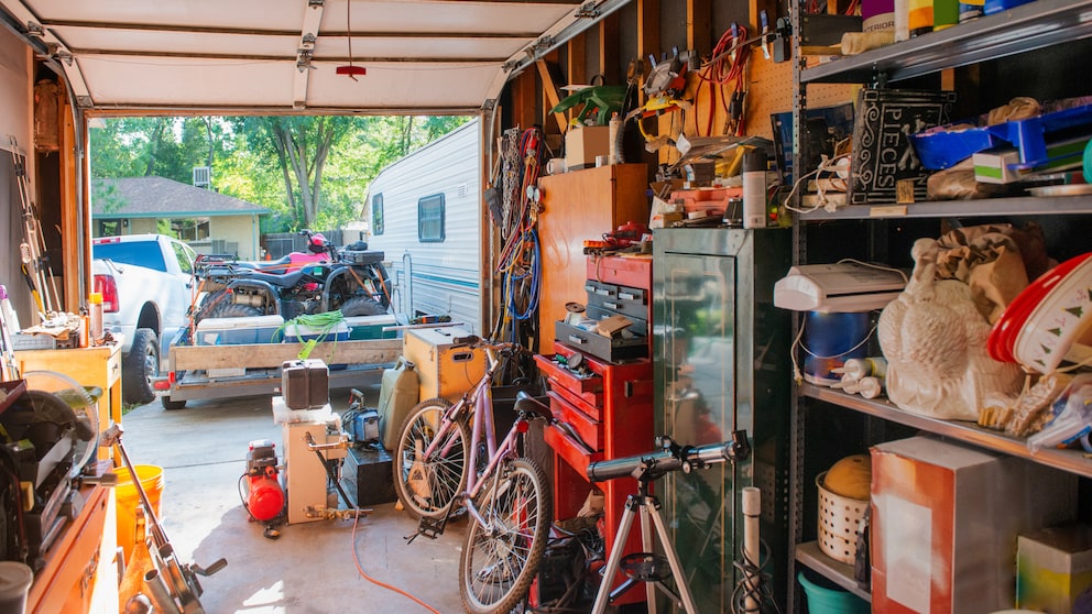 Voll gestellte Garage