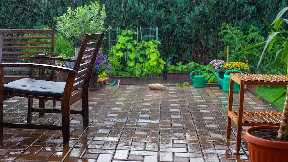 Starkregen beansprucht den Garten und die Pflanzen sehr. Wichtig ist, dass man die Fläche anschließend optimal pflegt