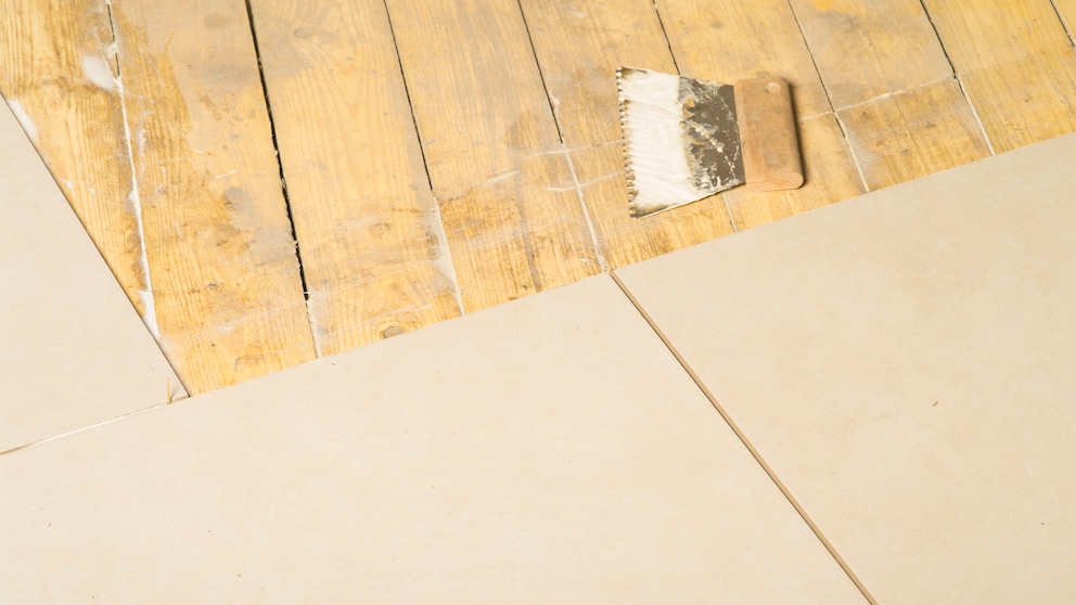 Wenn man Fliesen auf Holz klebt, ist es wichtig, einen Flexkleber zu verwenden.