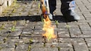 Ist Abflammen eine geeignete Methode, um Unkraut zu entfernen?