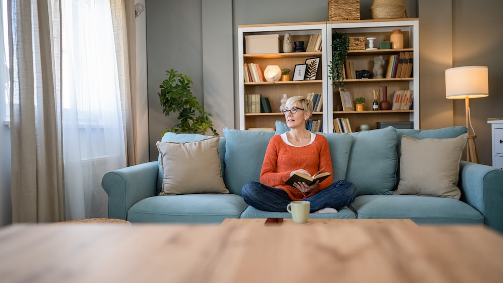 Ältere Person in Wohnung