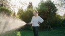 Beim Rasen lässt sich ohne Tricks nur schwer erkennen, ob er ausreichend Wasser bekommen hat