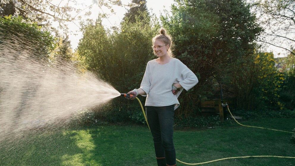 Beim Rasen lässt sich ohne Tricks nur schwer erkennen, ob er ausreichend Wasser bekommen hat